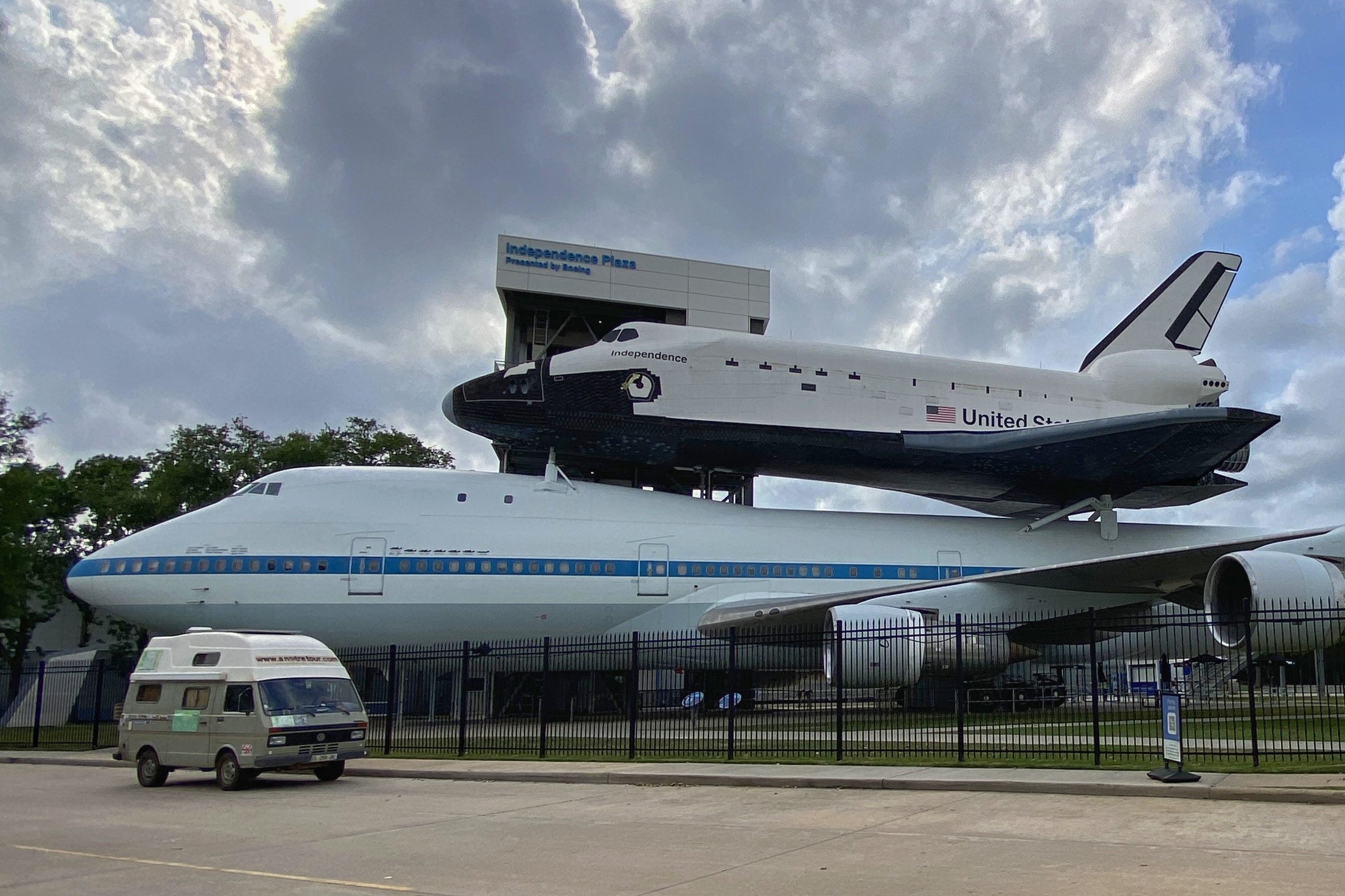 Oscar devant une navette spatiale à Houston